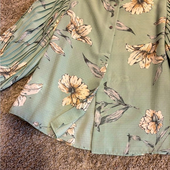 Floral blouse with draped pleated sleeves - Picture 3 of 5